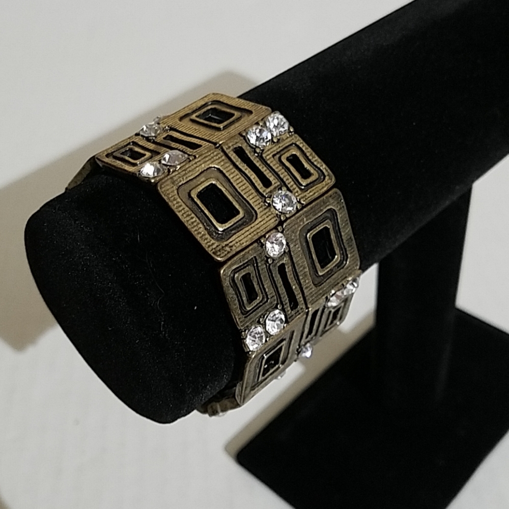 Brass tone bracelet with rhinestones J62